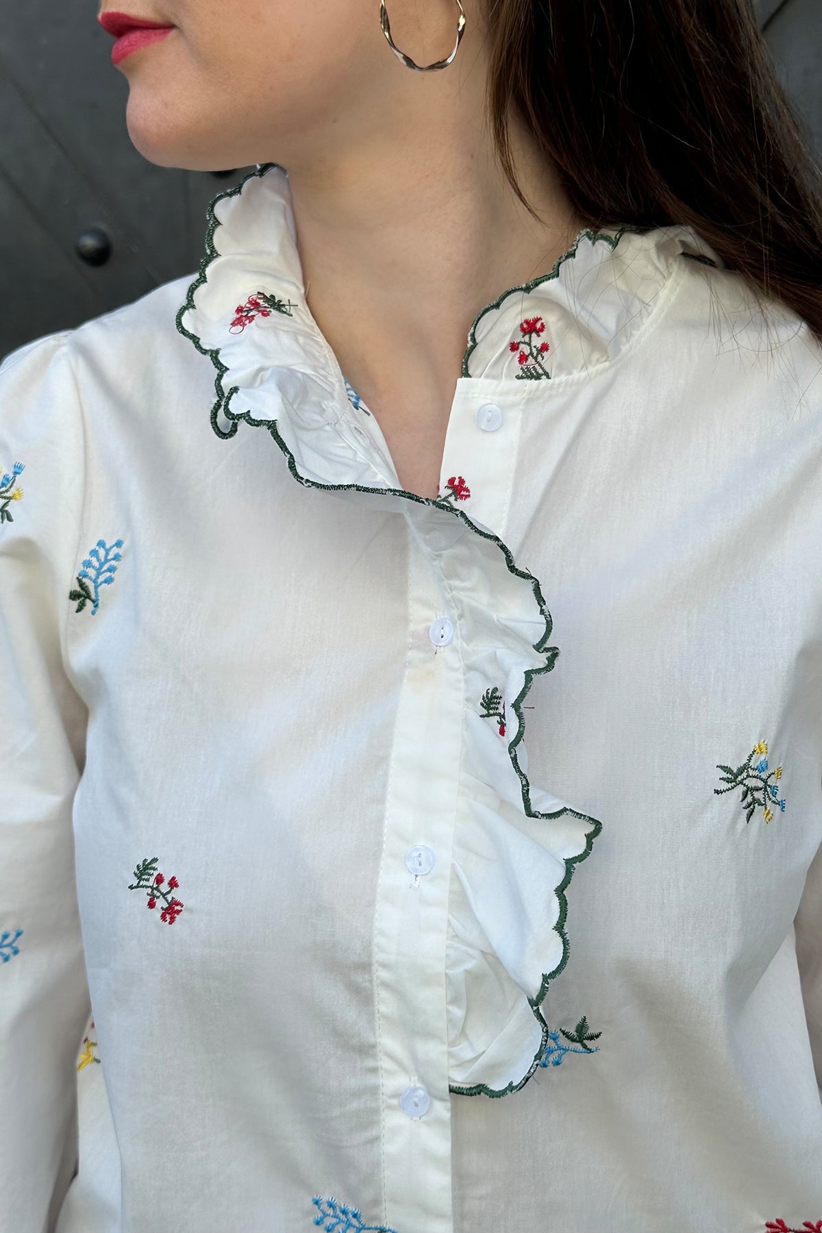 Volant-Bluse mit Stickerei