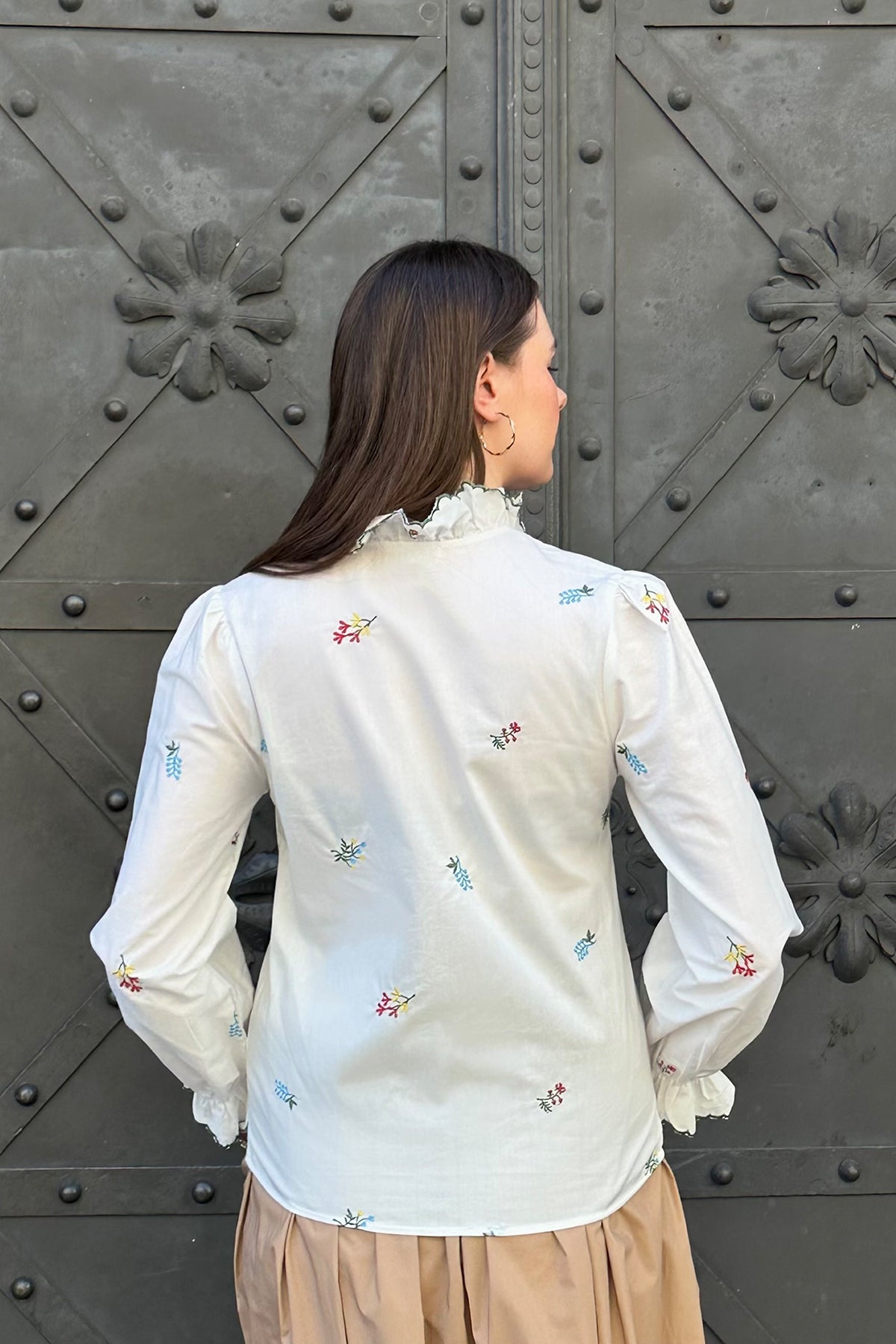 Volant-Bluse mit Stickerei